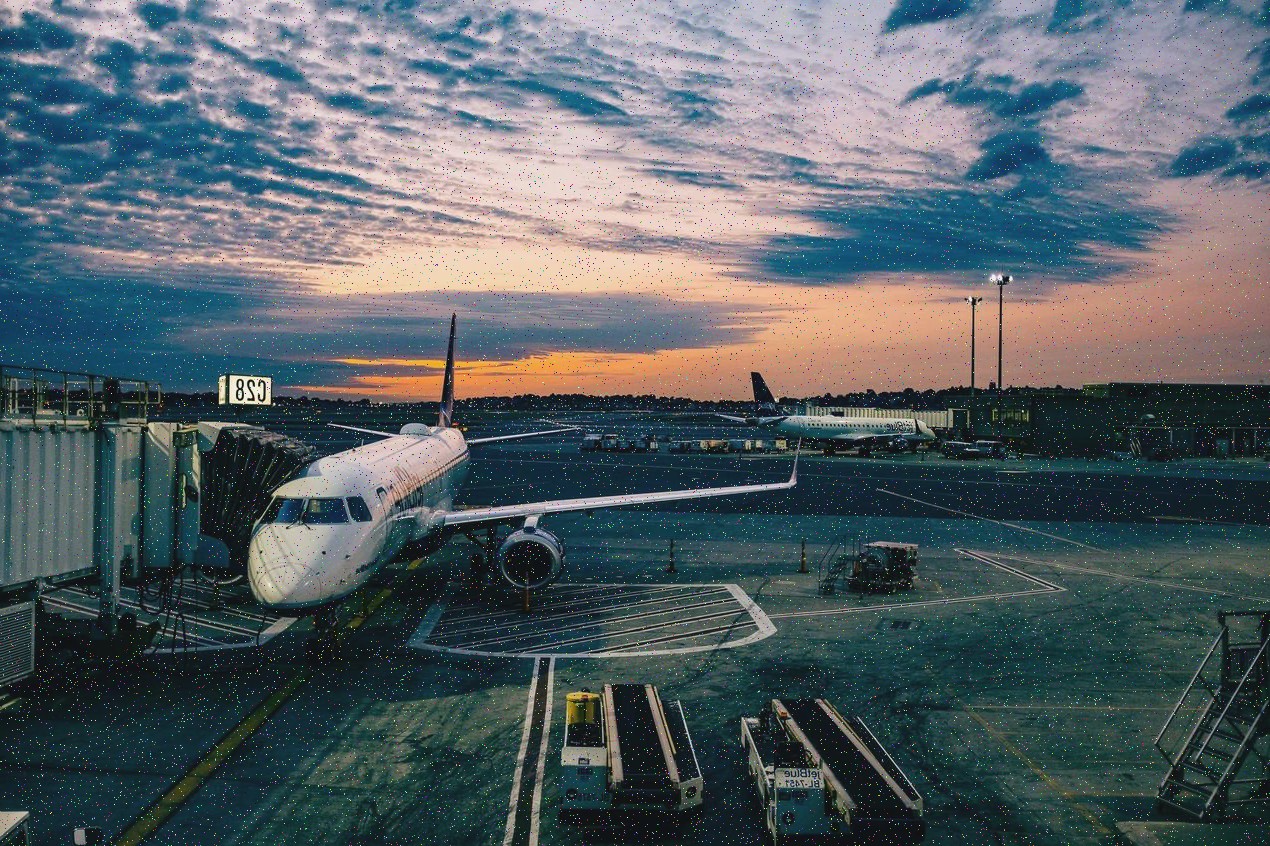 Auto na klikaté silnici